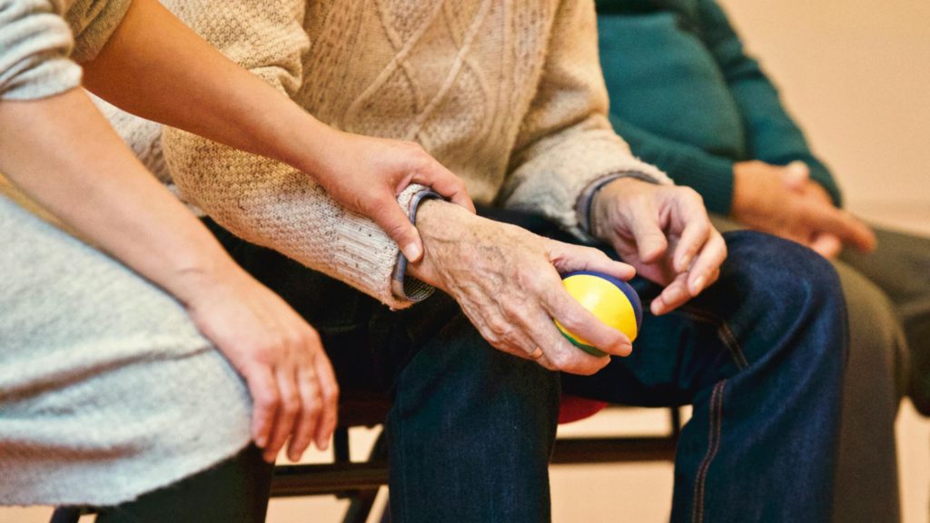 Evita llagas en la piel de adultos mayores
