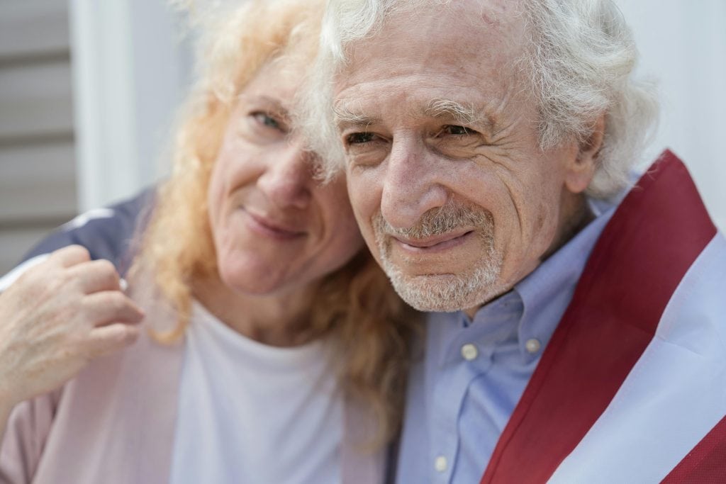 Pareja de adultos mayores abrazados. Pañales para adulto - ¿Cómo prevenir el deterioro cognitivo en la edad adulta mayor?